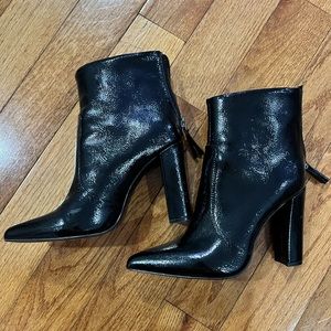 Beautiful booths from EXE Italian design size 38 very comfy.Black shiny leather